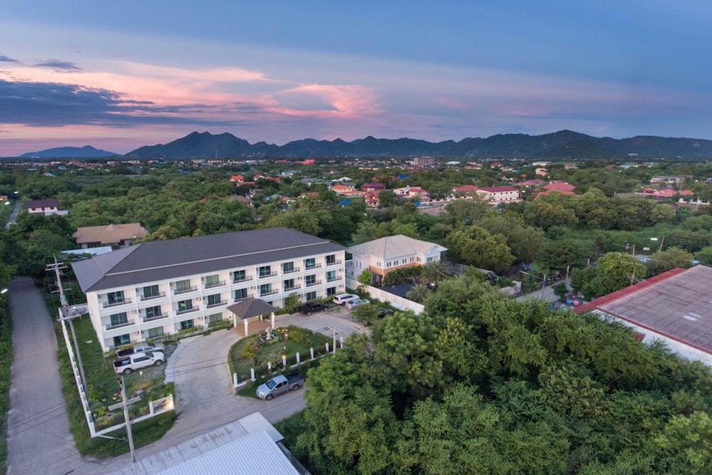 Privacy Residence Lopburi Bagian luar foto