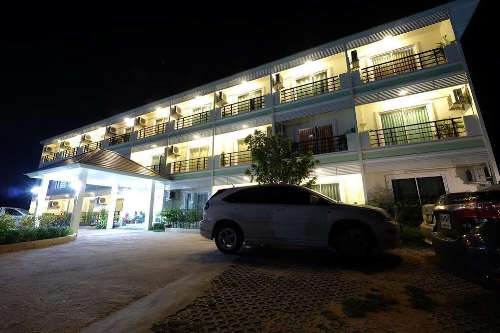 Privacy Residence Lopburi Bagian luar foto